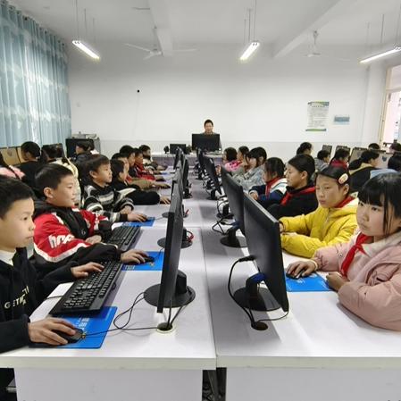 Conas a thug Sun Haiqing ó Jiangsu Jutian Cumhacht don Oideachas Baile Dúchais Trí Dheonacháin Ríomhaireachta?